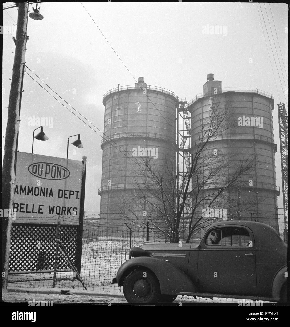 Usa Near Charleston Wv Dupont Belle Works Ammonia Plant Parkiertes Auto Neben Einem Firmenschild Im Hintergrund Tanks February 1938 86 Ch Nb Usa Near Charleston Wv Dupont Belle Works Ammonia Plant Annemarie Schwarzenbach