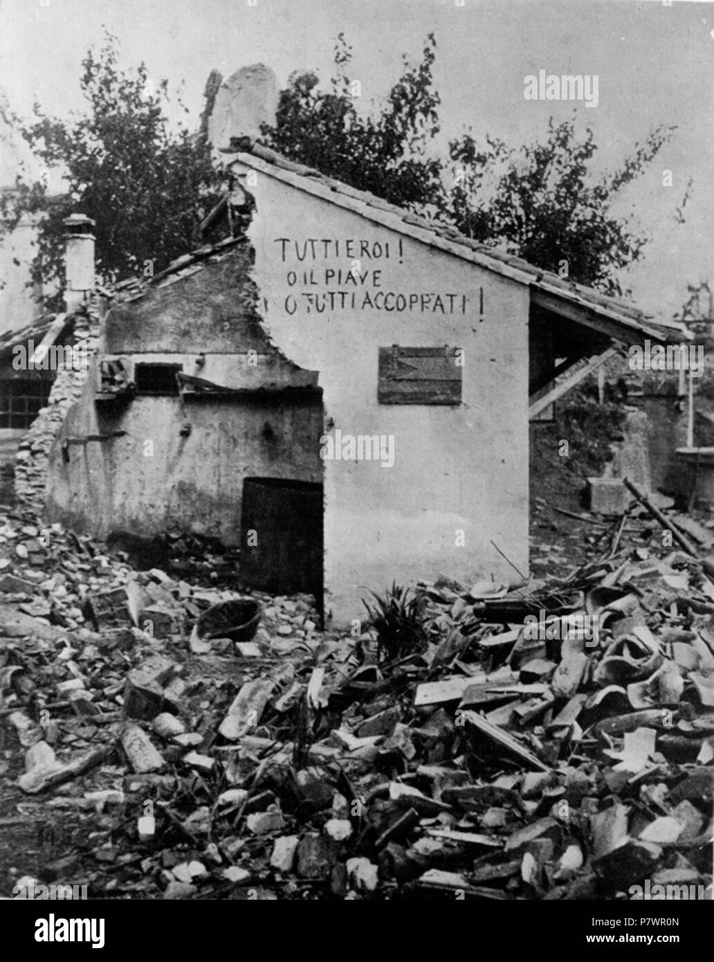 Italiano: Foto: Bestetti & Tumminelli, Milano recto: A S. Andrea Ponte di Piave - Iscrizioni patriottiche dei nostri soldati. Cartolina che riproduce una celebre foto tratta dalla Raccolta della Sez. Fotocinematografica del Comando Supr. del R. Esercito It. Fa parte della collana pubblicata per celebrare la resistenza italiana in occasione della battaglia del Solstizio, l'ultima grande offensiva sferrata il 15 giugno 1918 dagli austriaci al fine di imprimere al conflitto quella svolta decisiva che avrebbe consentito un completo e definitivo sfondamento del fronte italiano. In realtà, dopo alte Stock Photo