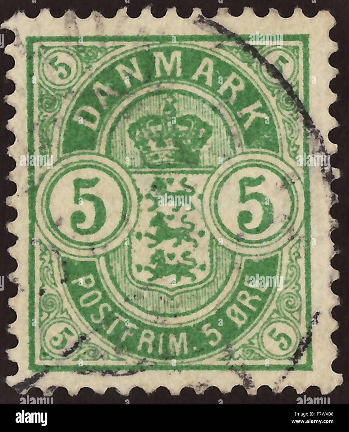 Stamp of the Kingdom of Denmark; 1902; definitive stamp of the issue 'Coat of arms in standing oval with numerals'; new drawing format with perforation spacing and new watermark; special characteristics: (a) Larger numerals in the corners as in the original issue from 1882; (b) Perforation 12¾; c) Watermark Denmark No. 3 (Michel: 1Z) (oval crown) (d) Longer and more slim legs in the letter 'M' in 'DENMARK' than variant with small numerals in the corner (1882); (e) The rectangle outer frame line touches tangential the upper border of the (colored) oval outer line.; stamp postmarked Stamp: Miche Stock Photo