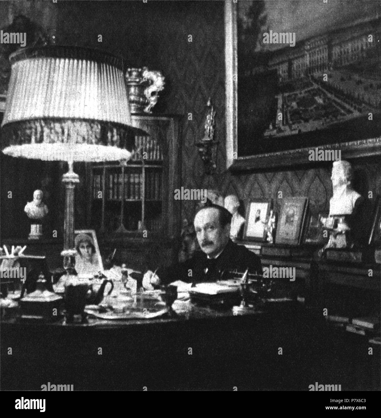 Deutsch: Felix Salten (1869–1945) an seinem Schreibtisch English: Felix Salten (1869–1945) at his desk . circa 1933 157 Felix Salten at his desk Stock Photo