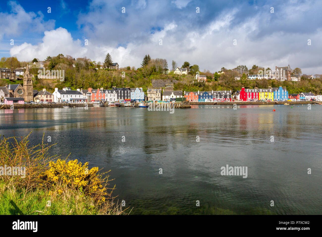 Colourful shops, bars, restaurants, hotels and houses line the historic harbour in Tobermory, Isle of Mull, Argyll and Bute, Scotland, UK Stock Photo