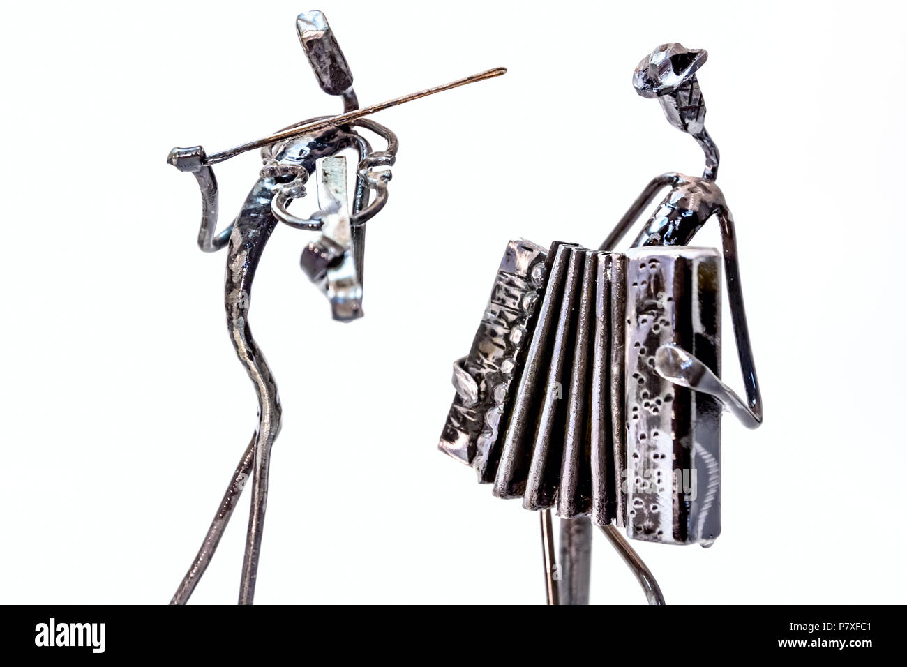 Figures of music performers made with welded black metal wire