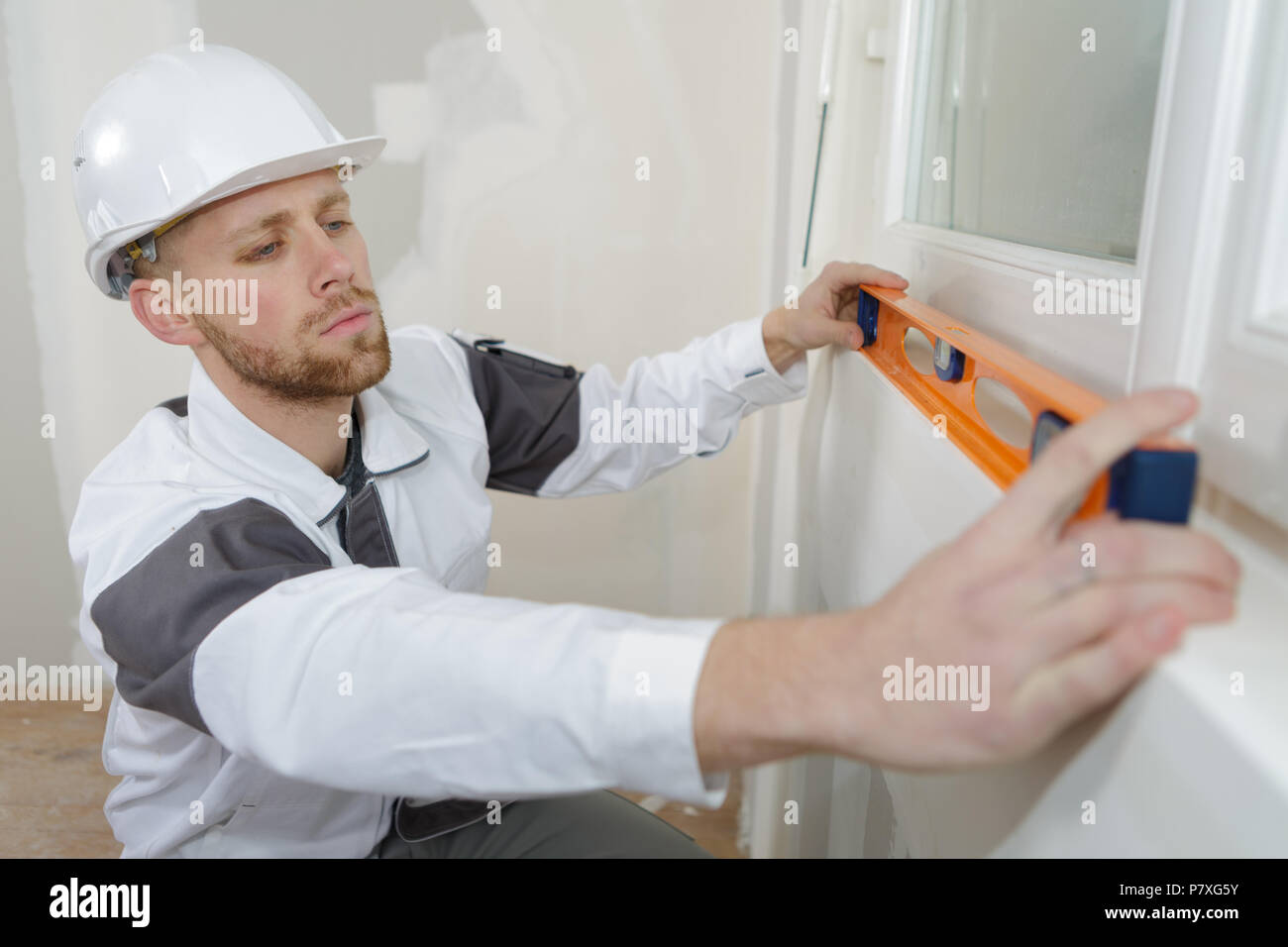 Man with spirit level hi-res stock photography and images - Alamy