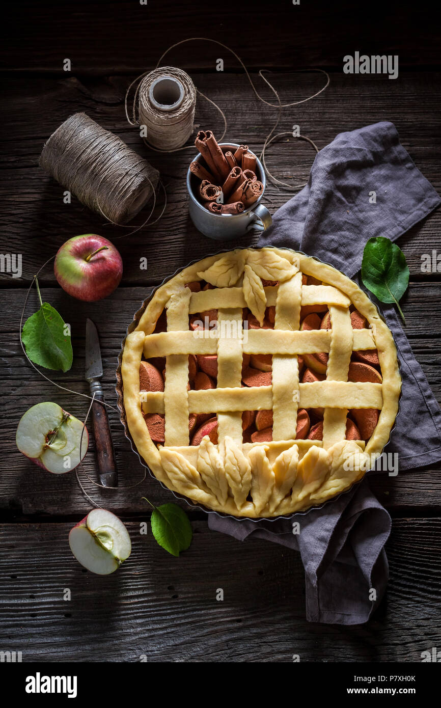 Rustic apple pie made of cinnamon and fresh fruits Stock Photo - Alamy