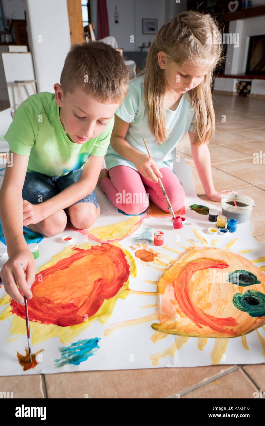 https://c8.alamy.com/comp/P7XH16/kids-painting-together-on-a-large-piece-of-paper-P7XH16.jpg