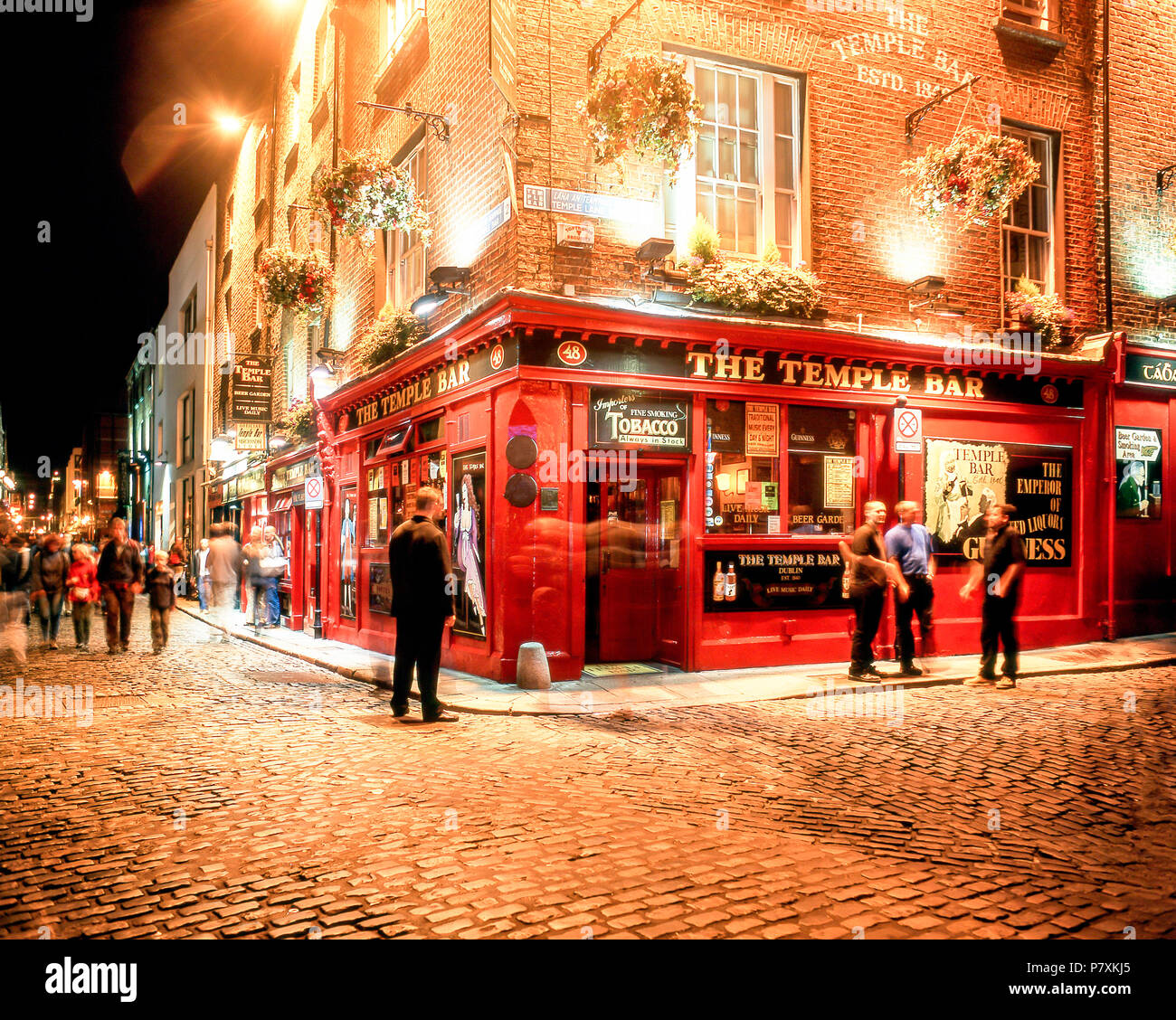 The Temple Bar Pub at night, Temple Bar, Dublin, Republic of Ireland Stock Photo
