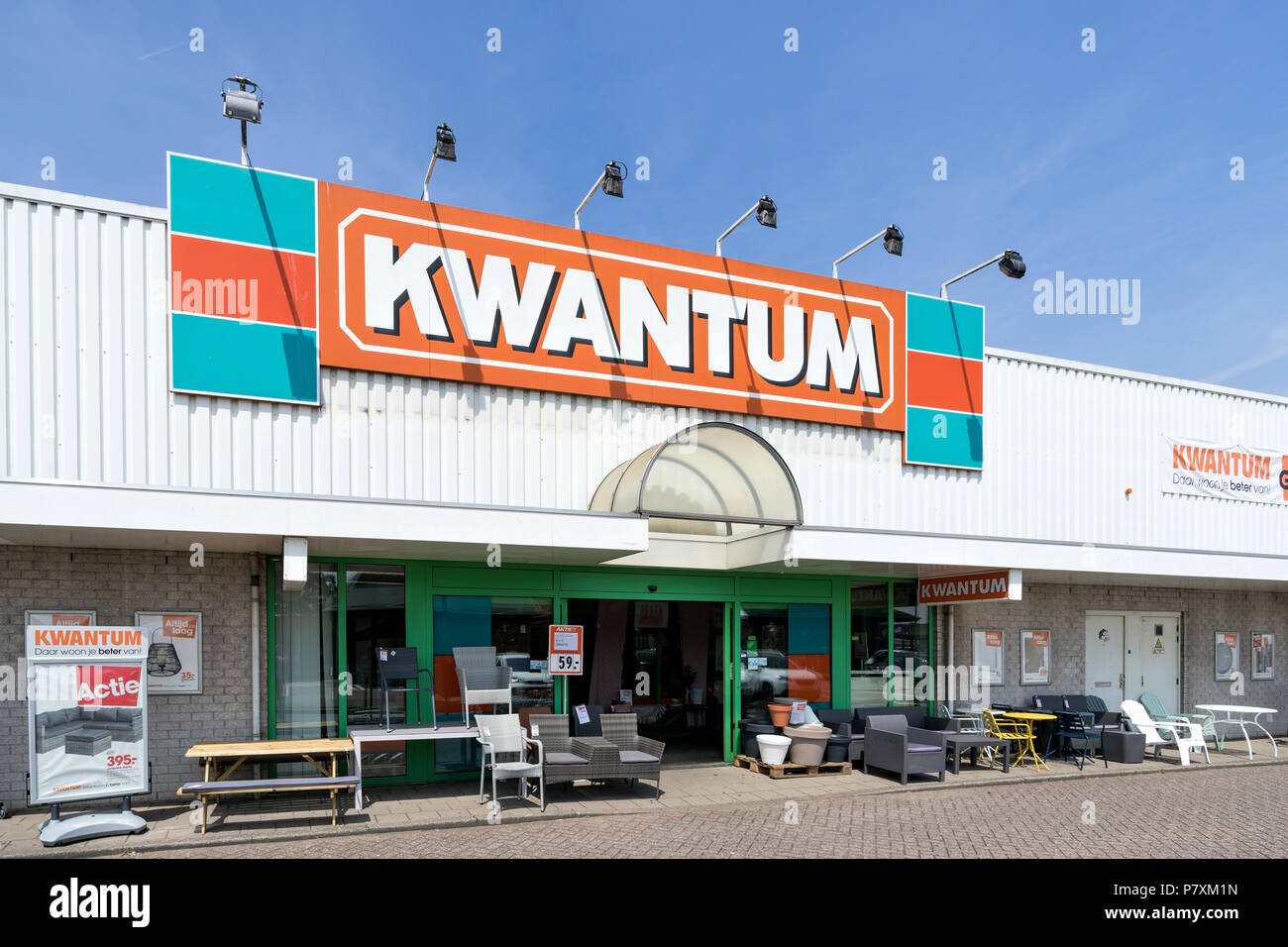 bijtend Zee pak Kwantum store. Kwantum is a discount retailer that offers an assortment of  living products in the areas of coverings and home decoration products  Stock Photo - Alamy