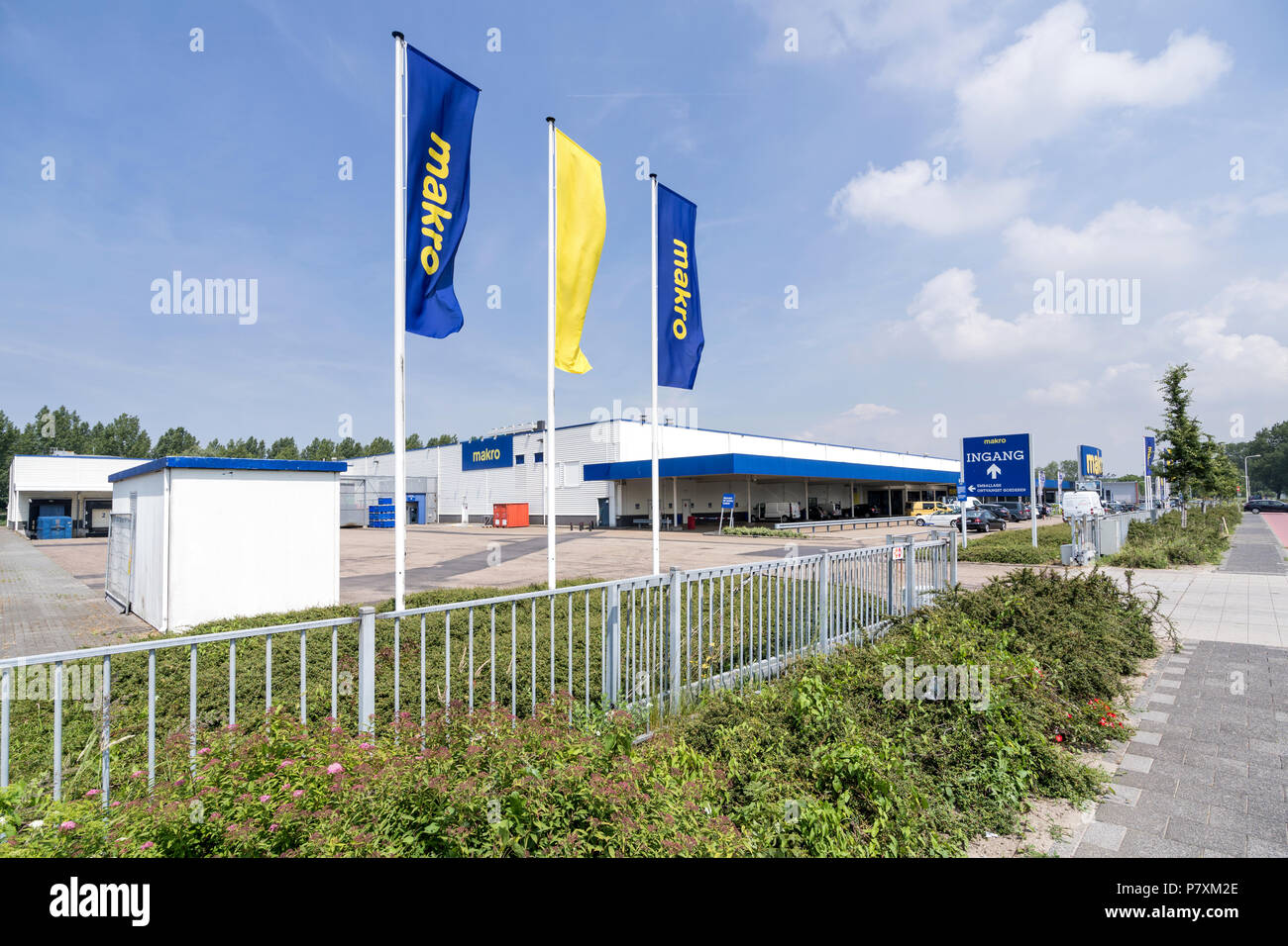 Makro cash & carry market in Beverwijk, the Netherlands. Makro is an international brand of Warehouse clubs, also called cash and carries. Stock Photo