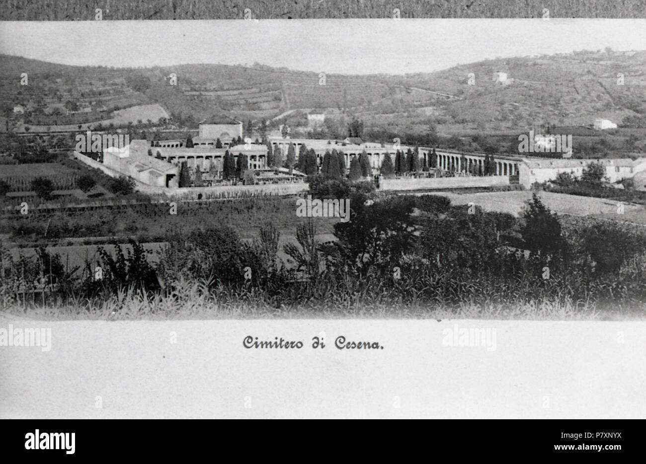 . Servizio fotografico (Forlì, 1972). Servizio fotografico : Forlì, 1972 / Paolo Monti. - Strisce: 5, Fotogrammi complessivi: 28 : Negativo b/n, gelatina bromuro d'argento/ pellicola ; 35 mm. - ((Sul portanegativi: NIKMAT PanF. - Riproduzioni di cartoline con iscrizioni didascaliche e di responsabilità al recto. Tra i soggetti: il Teatro Comunale, la Rocca Malatestiana, il Duomo, viale Mazzoni e diversi panorami della città. - Occasione: Campagna di rilevamento (prima) del centro storico. - (1972), presso Archivio Paolo Monti. - Fonte: Agenda di Paolo Monti: Leica 1501-3000 Controllo numerazio Stock Photo