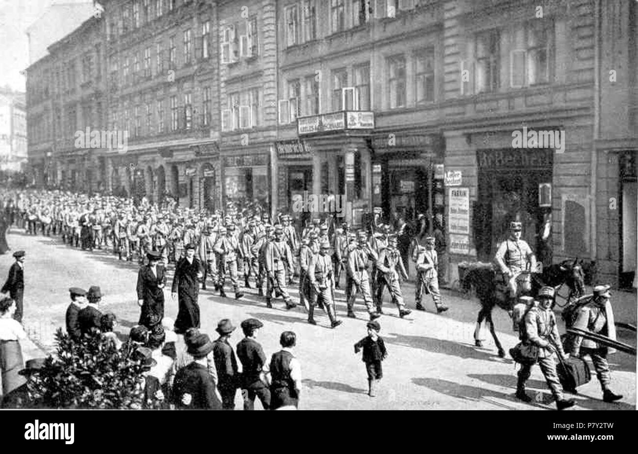Deutsch: Ausmarsch der 6. Kompanie des K. u. k. Infanterie-Regiments Nr. 73 aus Eger nach der Mobilmachung am 1. August 1914. 1914 (1939) 205 IR 73 Ausmarsch 6. Kp in Eger 01.08.14 Stock Photo