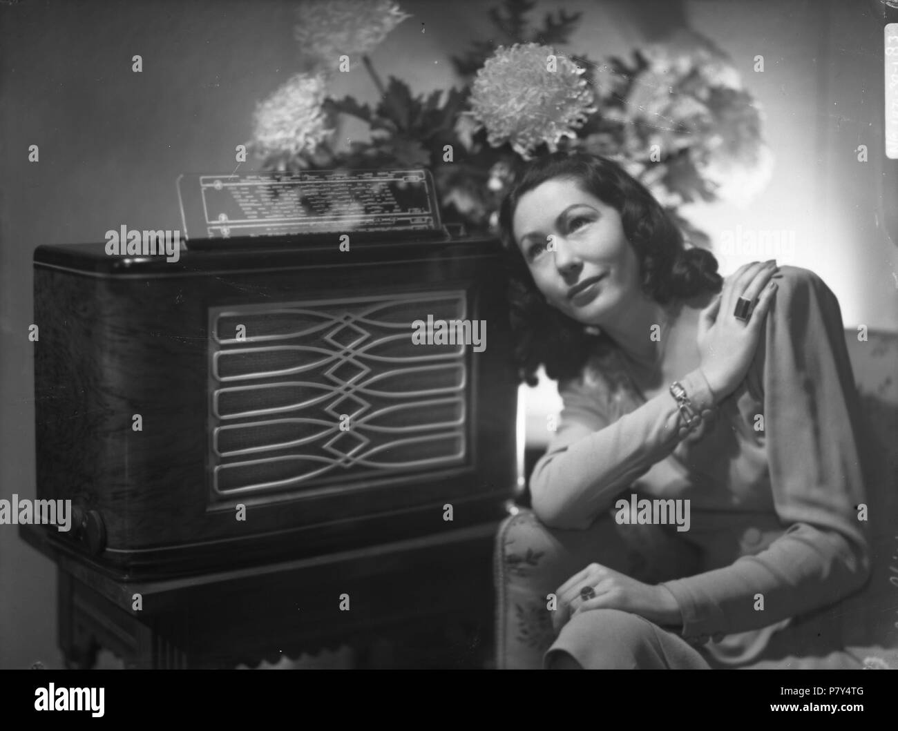 Nederlands: Beschrijving Reclame voor Philips' radio Documenttype foto Vervaardiger Merkelbach, Atelier J. Collectie Collectie Atelier J. Merkelbach Datering 1945 ca. Inventarissen http://archief.amsterdam/archief/10164/35158 Afbeeldingsbestand 010164033213 Generated with Dememorixer . circa 1945 213 Jacob Merkelbach, Afb 010164033213 Stock Photo