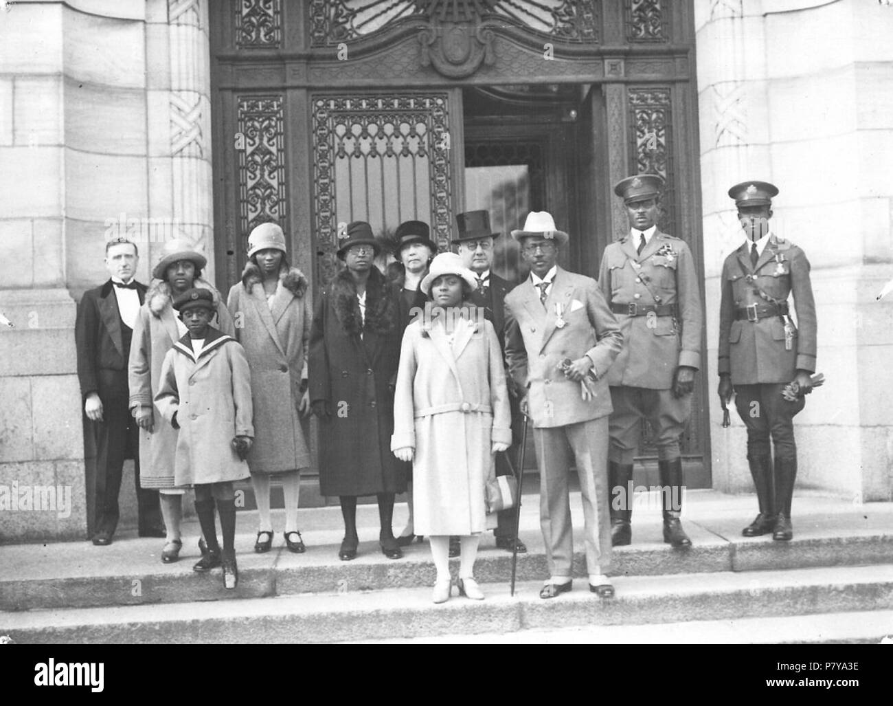 English: Charles D. B. King, 17th President of Liberia (1920-1930), with his entourage on the steps of the Peace Palace, The Hague (the Netherlands). Dated Thursday 29 September 1927. Photo collection Carnegie Foundation. 29 September 1927 245 LiberiaKing Stock Photo