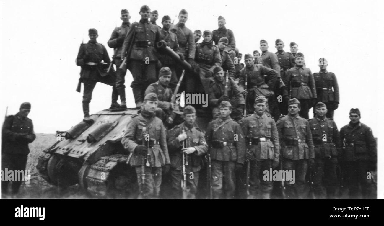 Deutsch: Wehrmachtssoldaten auf einem Panzer - Fotos aus dem Nachlass von Adam Fischer (verm. seit Juli 1944 bei Sokal UA) . between 1939 and 1944 298 PA - Adam Fischer (Kriegsnachlass) 11 Stock Photo