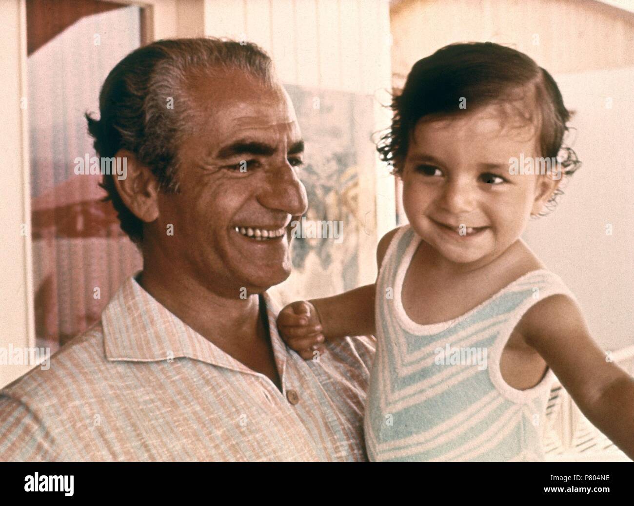 EL SHA DE PERSIA - MUHAMMAD REZA PAHLAVI (1919/80) Y SU HIJO REZA CIRO (1960). Location: PALACIO. Stock Photo