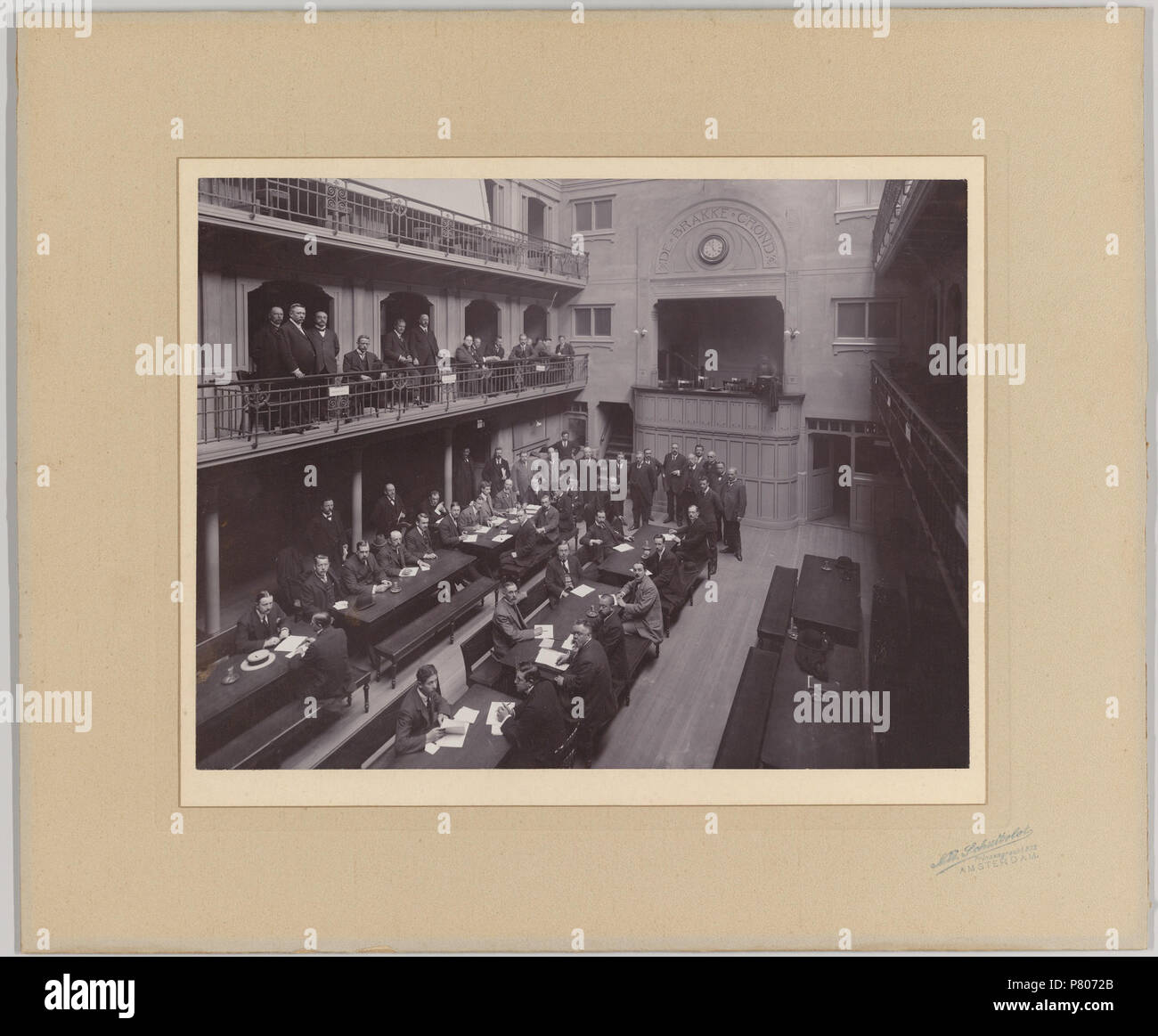 Nederlands: Beschrijving Interieur van veilinglokaal De Brakke Grond, Nes 45, tijdens een bijeenkomst, met rechts in de loge een fotograaf aan het werk Documenttype foto Vervaardiger Schuitvlot, Nic. (1859-1947) Schuijtvlot, Nic. Collectie Collectie Stadsarchief Amsterdam: foto-afdrukken Datering 1905 ca. Geografische naam Nes Inventarissen http://archief.amsterdam/archief/10003 Afbeeldingsbestand ANWC00319000001 . circa 1905 287 Nicolaas Schuitvlot, Afb ANWC00319000001 Stock Photo