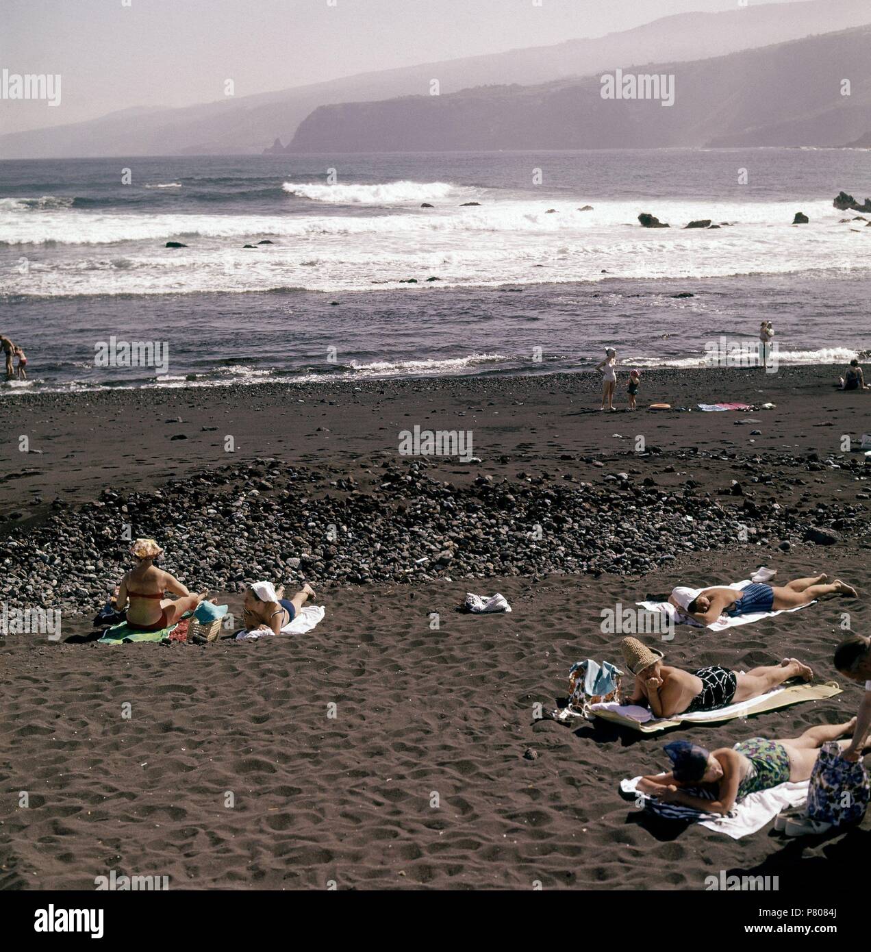 VISTA DE LA PLAYA DE PUERTO DE LA CRUZ EN LOS AÑOS 60 DEL SIGLO XX. Location:  EXTERIOR, TENERIFFA, SPAIN Stock Photo - Alamy