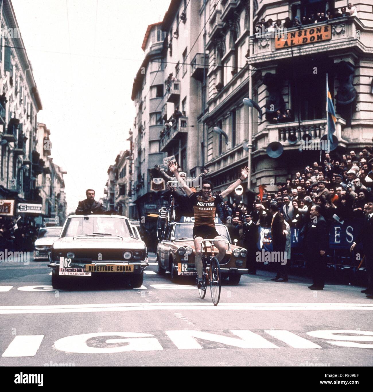 * EDDY MERCKX GANANDO UNA ETAPA DEL GIRO ITALIANO (CICLISTA). Stock Photo