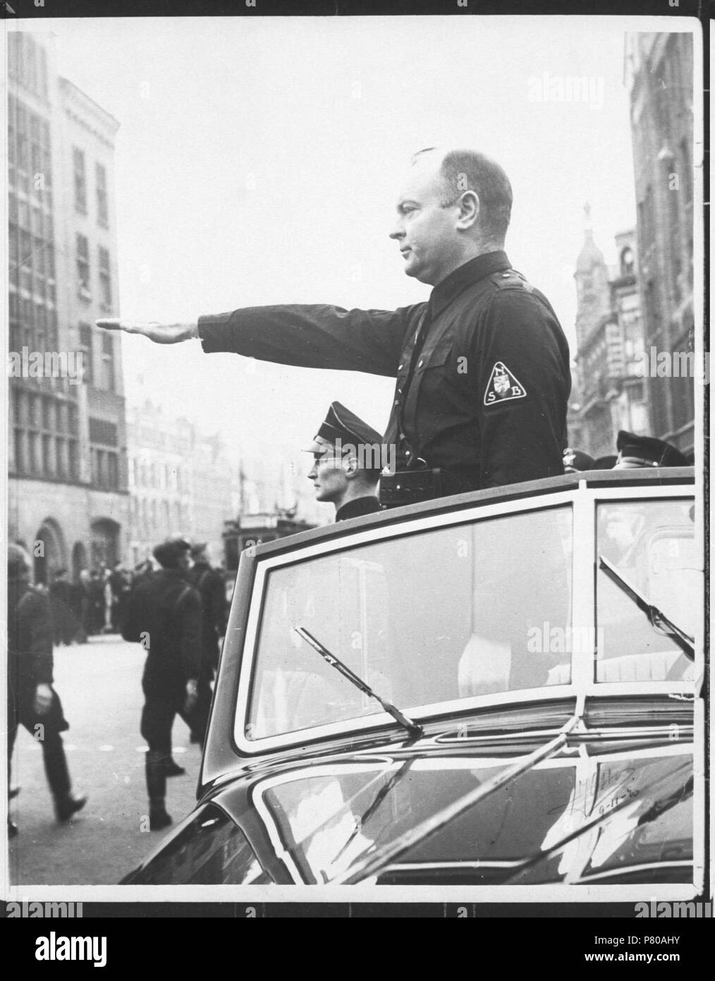 . Parade Mussert. Nederlands: Mussert bij parade richting het Rokin te Amsterdam. Deze foto is afkomstig uit het archief van de Fotodienst der NSB. 9 November 1941 300 Parade Mussert - Fotodienst der NSB - NIOD - 87360 Stock Photo