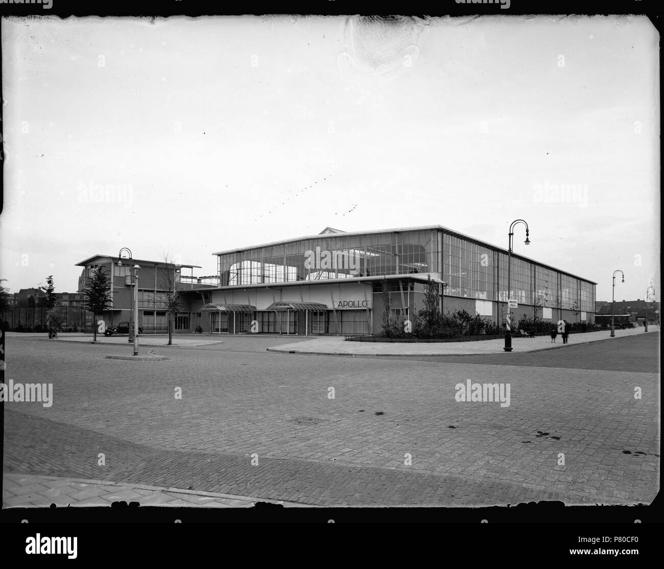 Nederlands: Beschrijving Apollohal Sport- en tentoonstellingsgebouw Apollohal, Stadionweg 1-5. Gezien vanaf de Apollolaan. Documenttype foto Vervaardiger Guermonprez, Paul Collectie Collectie Paul Guermonprez Datering 1934 Geografische naam Apollolaan Stadionweg Gebouw Apollohal Inventarissen http://archief.amsterdam/archief/10016 Afbeeldingsbestand 010016000136 Generated with Dememorixer . 1934 305 Paul Guermonprez, Afb 010016000136 Stock Photo