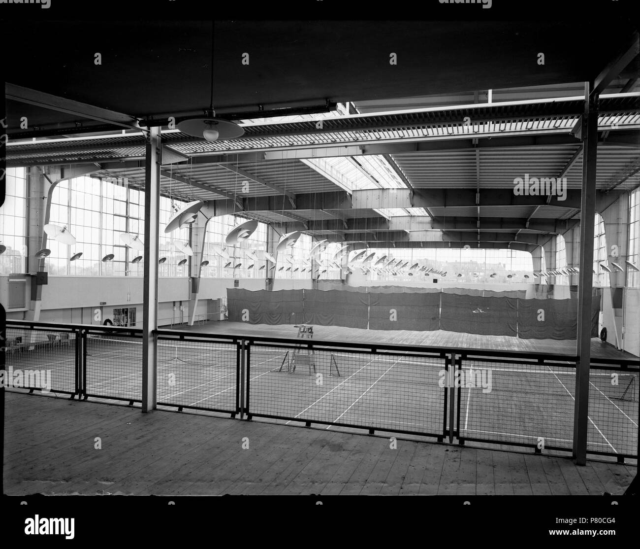 Nederlands: Beschrijving Apollohal Het interieur van sport- en tentoonstellingsgebouw Apollohal, Stadionweg 1-5. Documenttype foto Vervaardiger Guermonprez, Paul Collectie Collectie Paul Guermonprez Datering 1934 Geografische naam Stadionweg Gebouw Apollohal Inventarissen http://archief.amsterdam/archief/10016 Afbeeldingsbestand 010016000149 Generated with Dememorixer . 1934 305 Paul Guermonprez, Afb 010016000149 Stock Photo