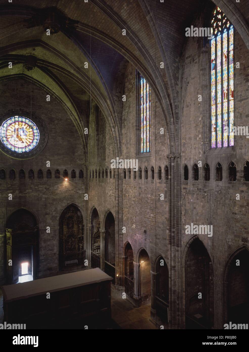 INTERIOR DE LA CATEDRAL DE GERONA - CAPILLAS LATERALES - TRIFORIO Y VIDRIERAS - SIGLO XIV. Location: CATEDRAL-INTERIOR, GERONA, SPAIN. Stock Photo