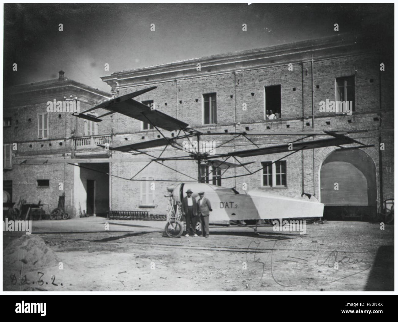 . Italiano: Ditta G. Camplone & Figli, elicottero DAT 2, Pescara 1926 . Italiano: L'ingegnere Corradino D'Ascanio davanti al prototipo di elicottero DAT 2 presso le officine della fonderia Camplone, Pescara 1926 (AS Pescara, Archivio privato D'Ascanio Corradino, b. 1, fasc. 15, n. 3) . 1926 134 Ditta G. Camplone &amp; Figli, elicottero DAT 2, Pescara 1926 - san dl SAN IMG-00003402 Stock Photo