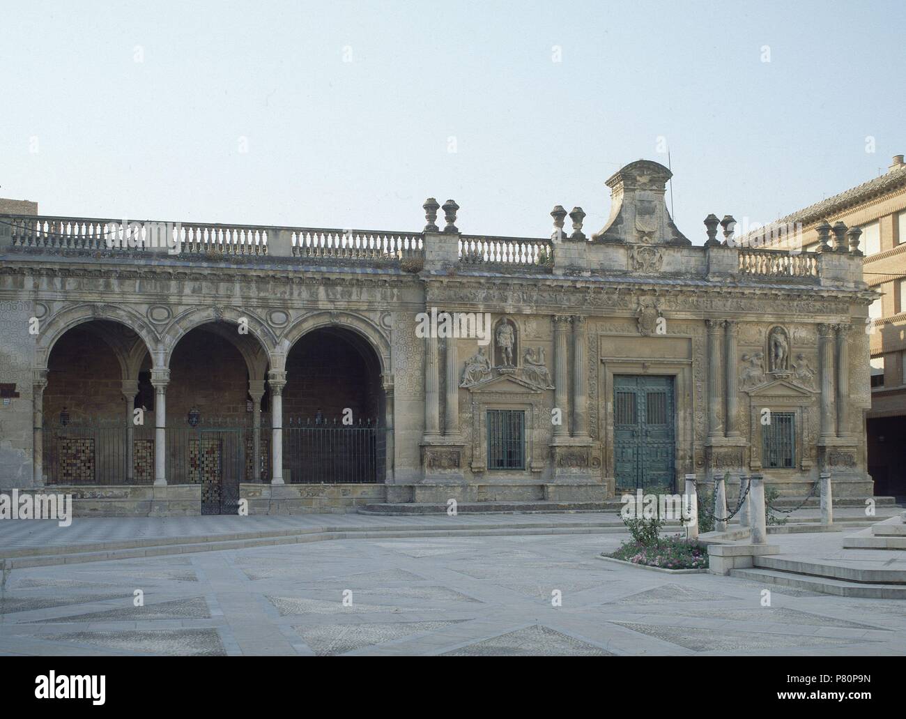 FACHADA RENACENTISTA DEL SIGLO XVI DEL ANTIGUO CABILDO CONVERTIDO EN MUSEO ARQUEOLOGICO Y BIBLIOTECA MUNICIPAL. Author: RIBERA ANDRES / MARTIN DE OLIVA DIEGO. Location: AYUNTAMIENTO ANTIGUO, SPAIN. Stock Photo