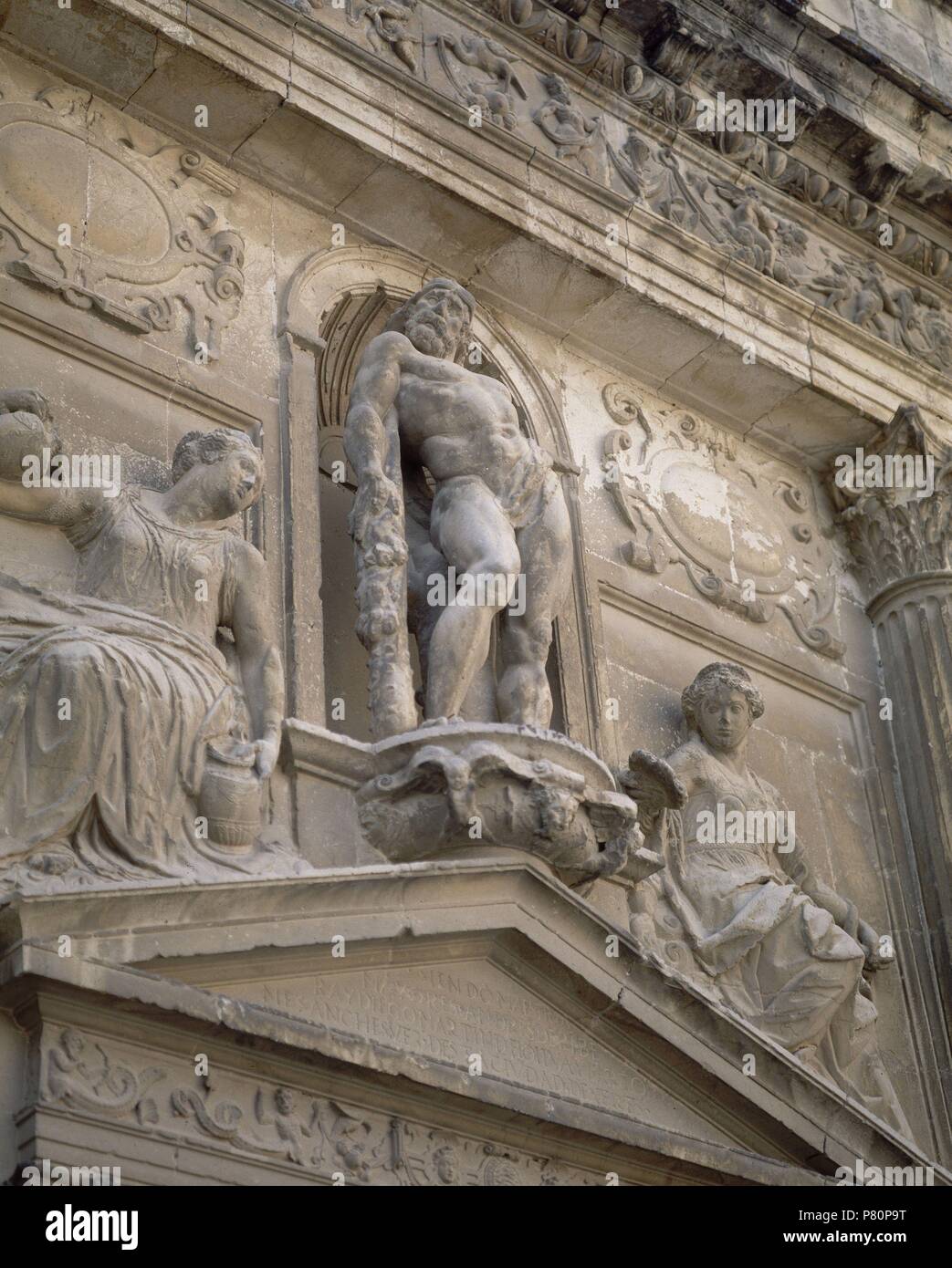 ESCULTURA DE HERCULES-ARQUITECTURA RENACENTISTA. Author: RIBERA ANDRES / MARTIN DE OLIVA DIEGO. Location: AYUNTAMIENTO ANTIGUO, SPAIN. Stock Photo
