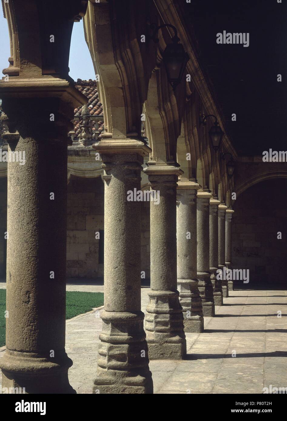 COLUMNAS Y GALERIA DEL PATIO DE LAS ESCUELAS. Location ESCUELAS