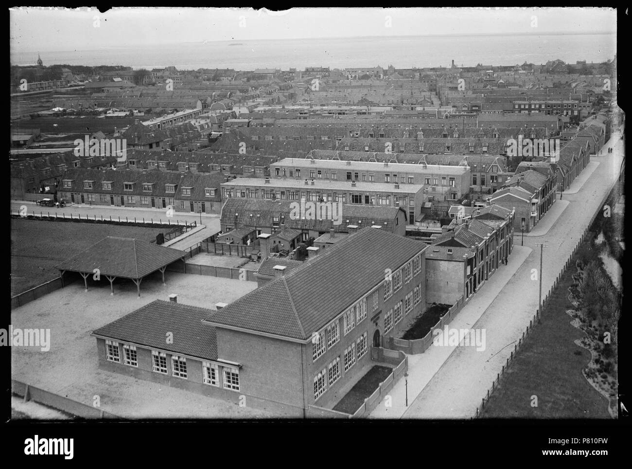 School De Windwijzer en overzicht van de oude stad gezien richting de zeedijk Den Helder 1930 Catalogusnummer: RAA003012623 Collectie Regionaal Archief Alkmaar . 12 October 2011, 18:18 342 School De Windwijzer (31191841225) Stock Photo