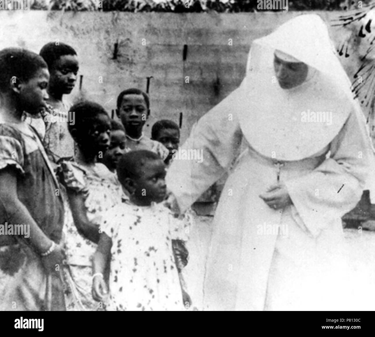 English: Sister Eugenia Elisabetta Ravasio with pupis in Africa . 10 August 2017 339 S. Eugenia E. Ravasio Stock Photo
