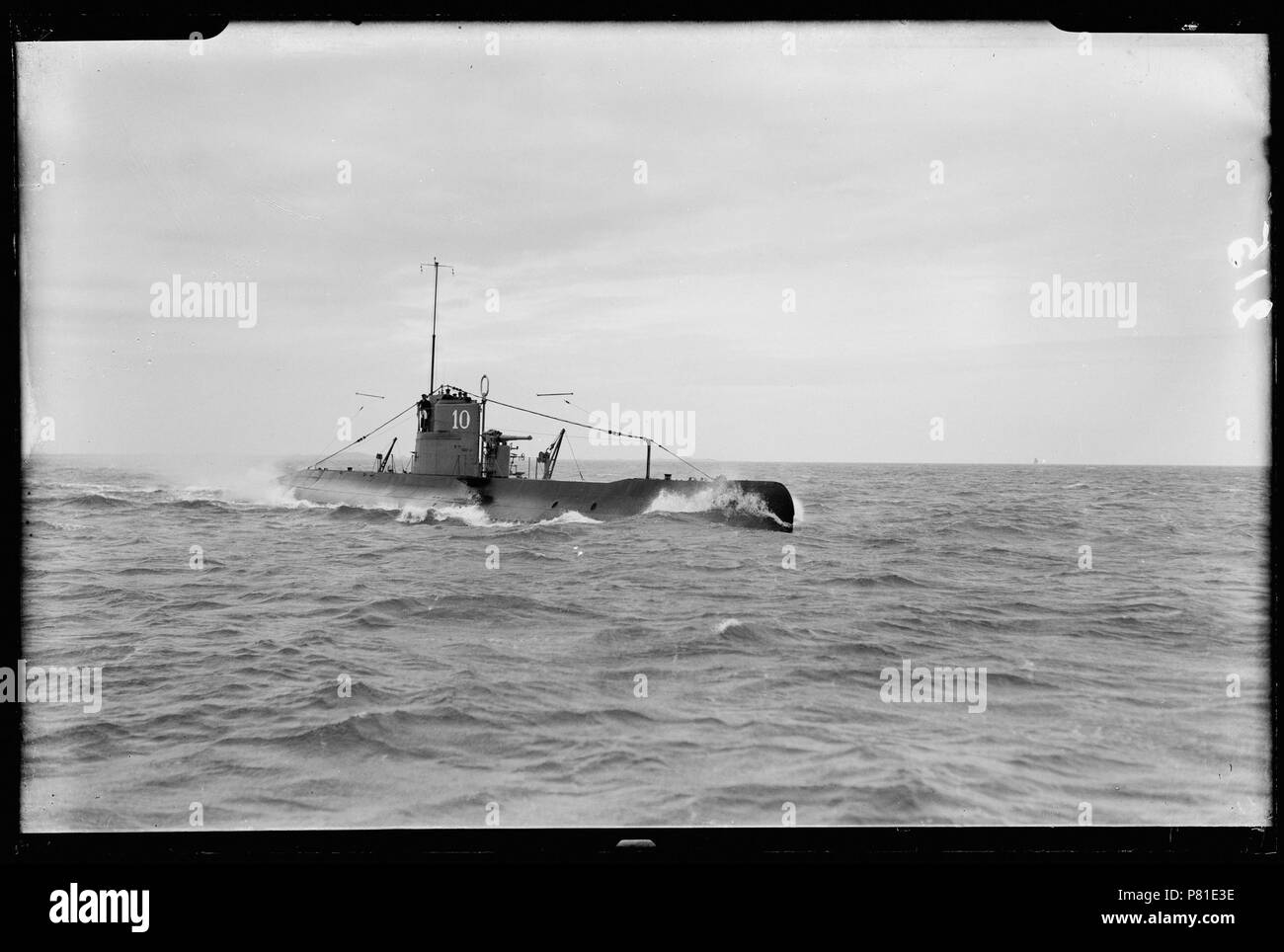 Onderzeeboot Hr. Ms. 010 (uit 1926) passeert met bemanning in de toren Den Helder 1930 Catalogusnummer: RAA003012781 Collectie Regionaal Archief Alkmaar . 12 October 2011, 20:49 294 Onderzeeboot Hr. Ms. 010 (30512644244) Stock Photo