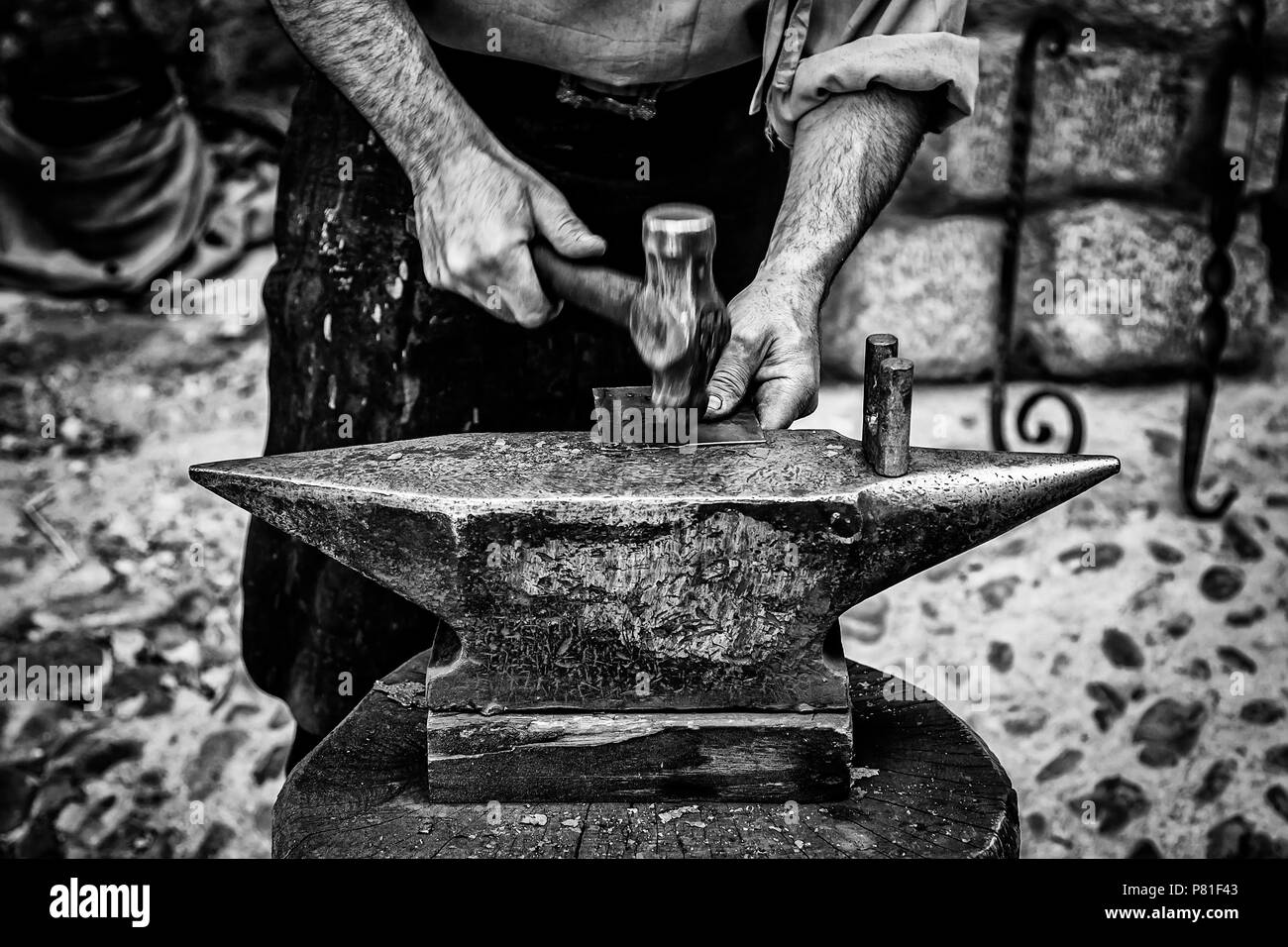 Hammer and anvil, detail of a forge, metal herramienas Stock Photo