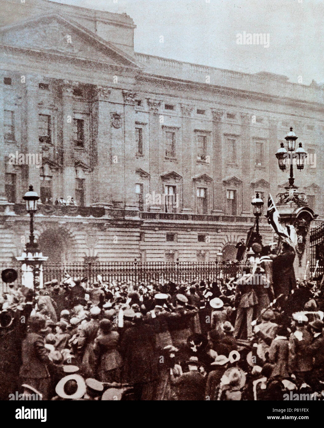 Scenes of jubliation and joyas crowds cheer the Royal Family on the balcony of Buckingham Palace following the signing of the Armistice on the 11 November 1918. Stock Photo