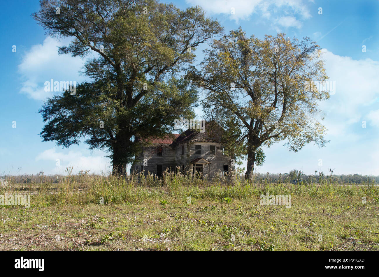 An old farmhouse still stands in a rural area of Craven County ,North Carolina Stock Photo