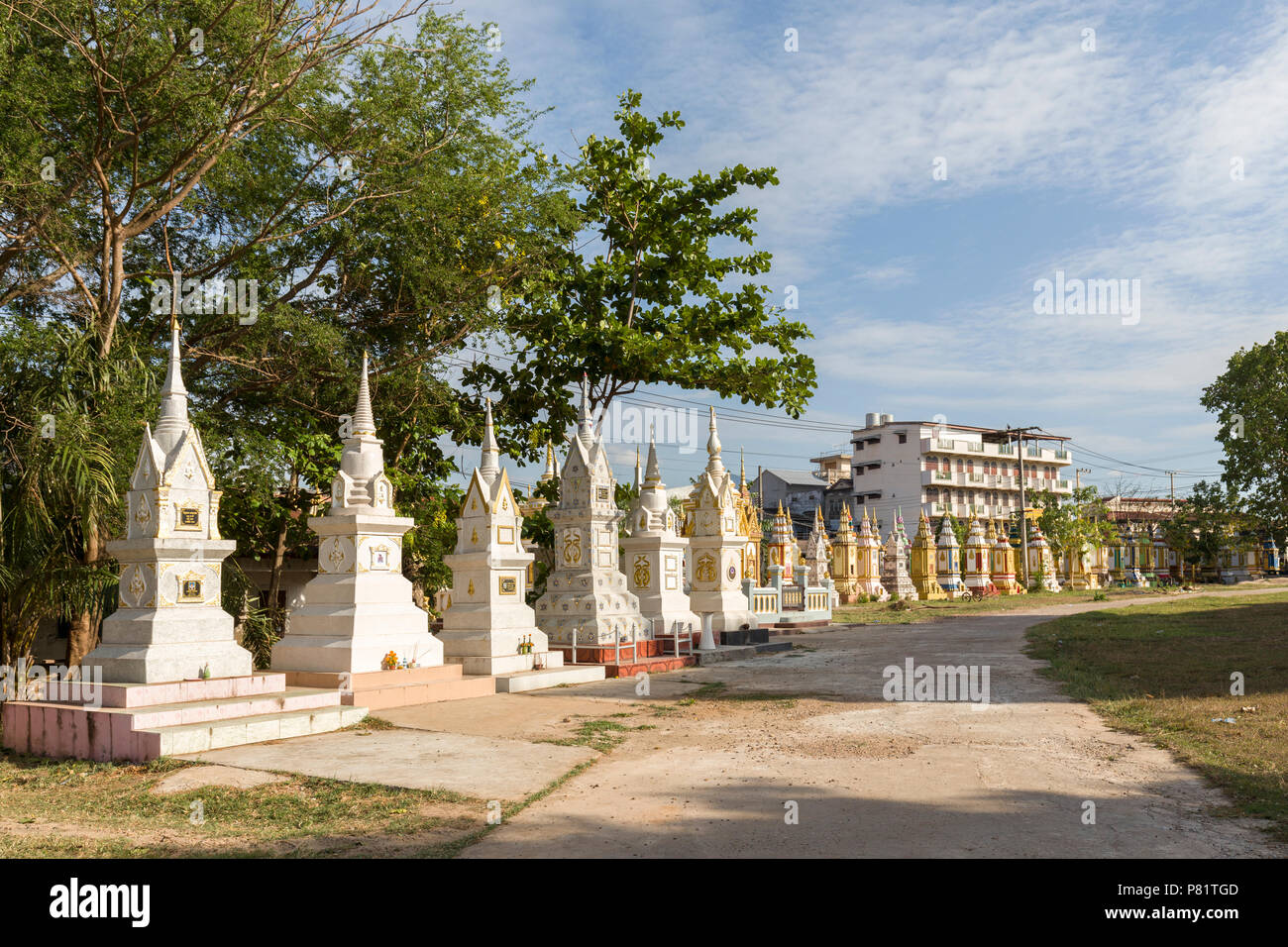 komprimeret Brun At hoppe Cemetery, Pakse, Laos Stock Photo - Alamy