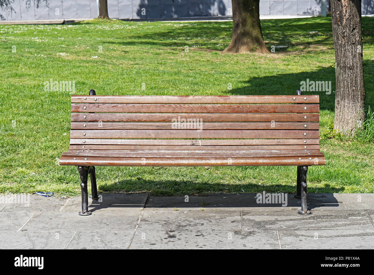 Classic wooden garden bench in city park Stock Photo - Alamy
