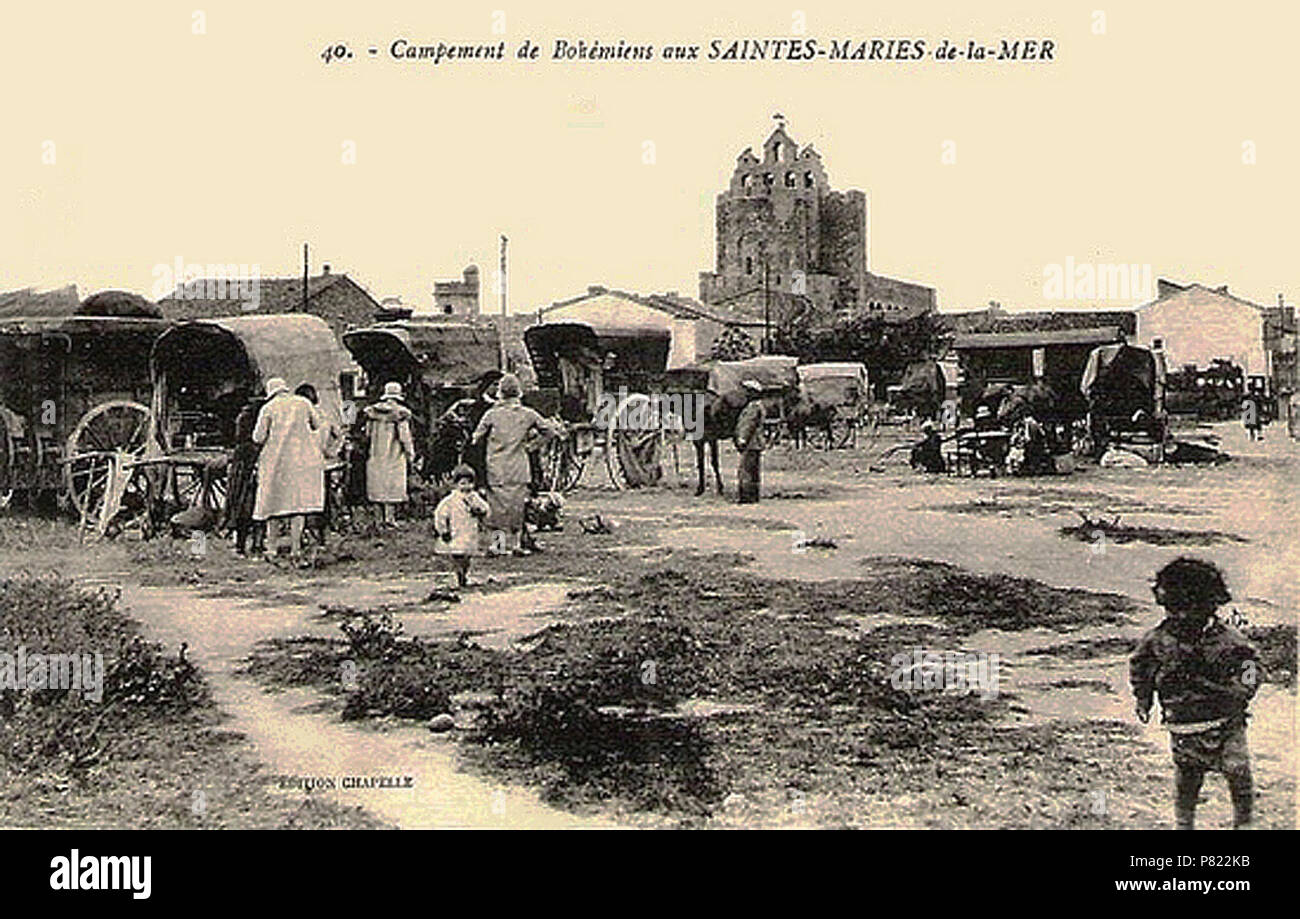 Français : Campement gitan aux Saintes-Maries-de-la-Mer vers 1920. Les  participantes à la procession