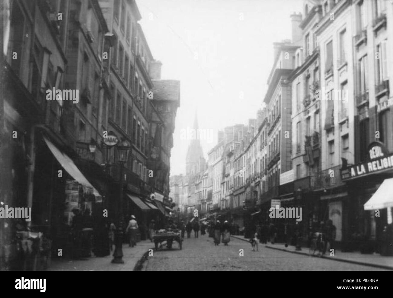 Français : rue Saint-Jean à Caen. before 1896 58 Caen rue saintjean 1890  vers saintpierre Stock Photo - Alamy