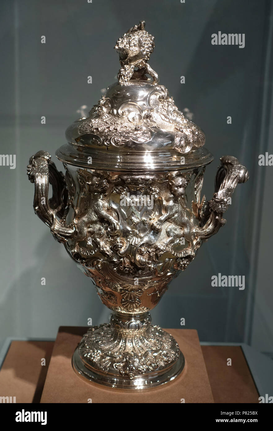 English: Exhibit in the Dallas Museum of Art, Dallas, Texas, USA. 7 May 2017, 17:45:57 100 Cup with cover, Paul de Lamerie, England, 1742, silver - Dallas Museum of Art - DSC05226 Stock Photo