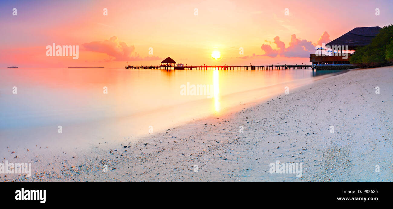 Scenic view of beautiful sunset above the sea Stock Photo - Alamy