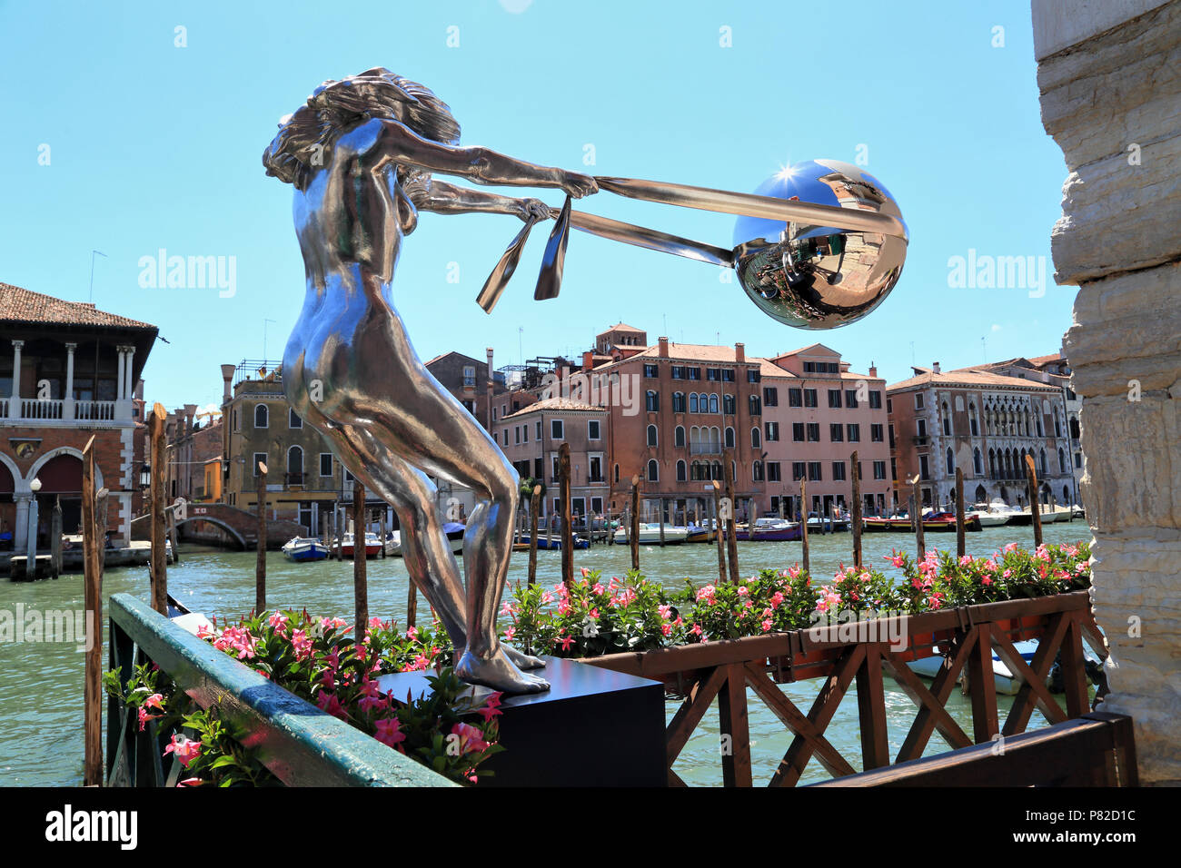 Lorenzo Quinn - La Forza della Natura, scultura, Venezia 2018 Stock Photo