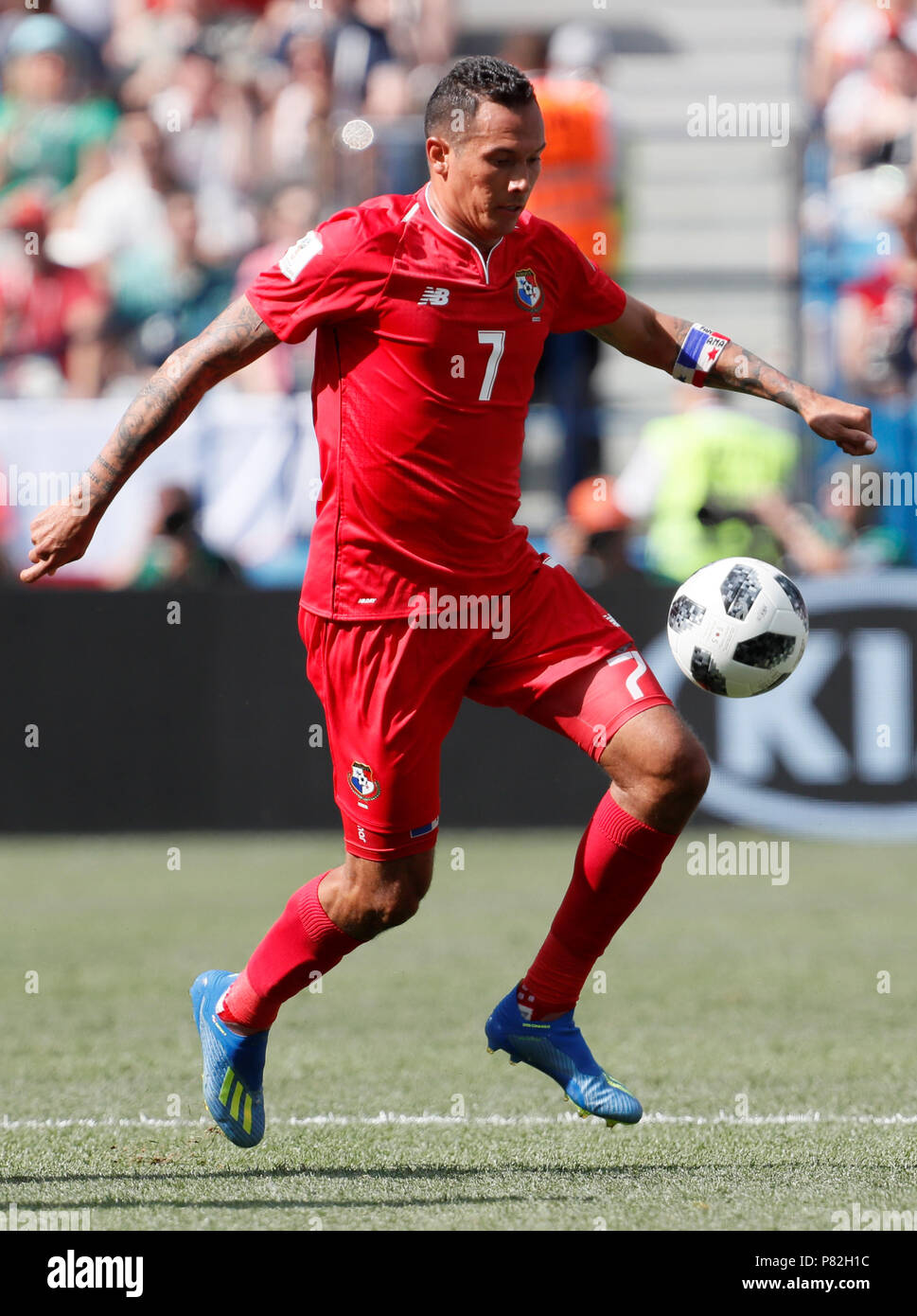 Eric Davis do Panama disputa bola com jogador da Inglaterra realizada neste  domingo, 24, no Estádio Nizhny Novgorod, na Rússia, válida pela 2ª rodada  do Grupo G da Copa do Mundo 2018