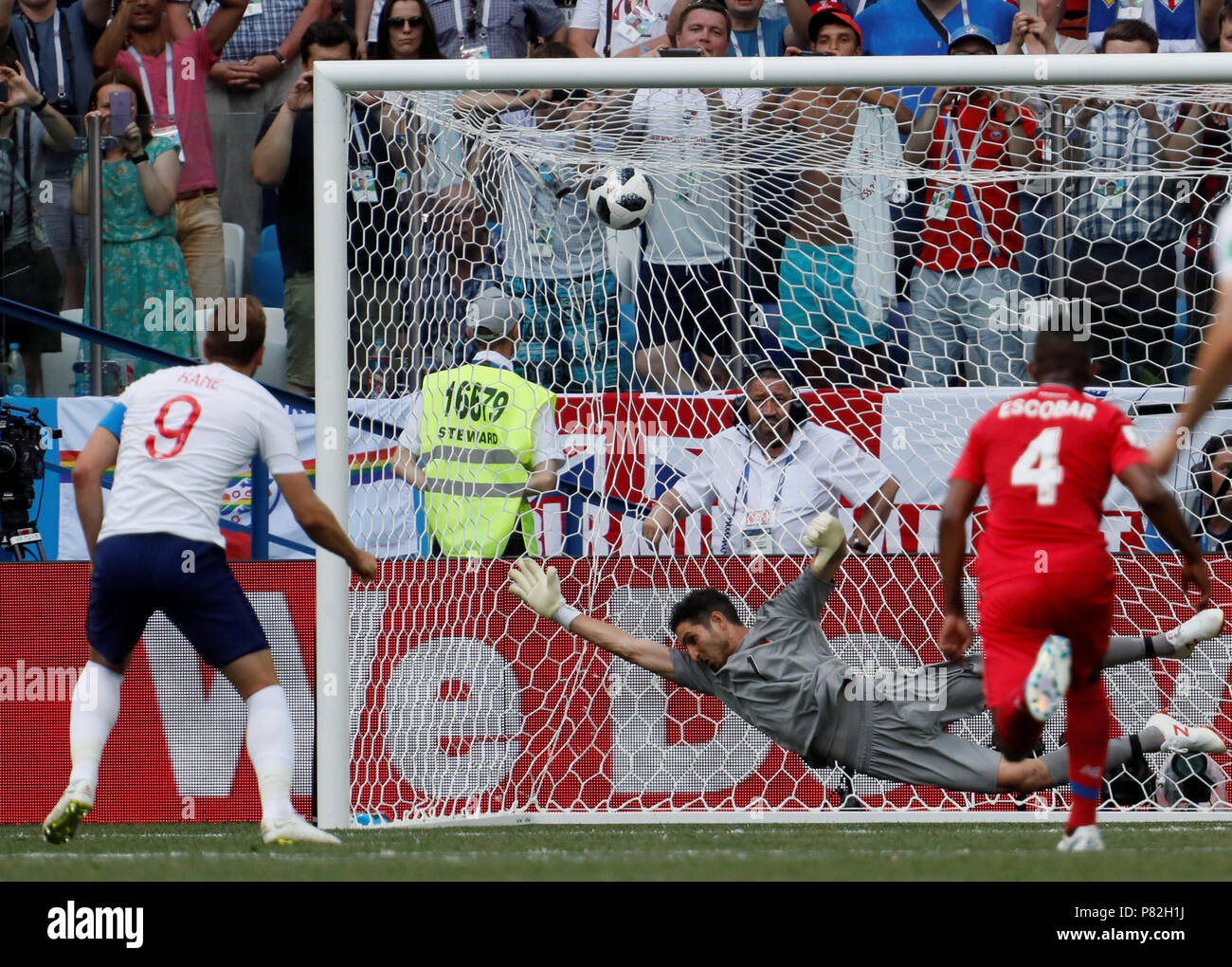 NIZHNY NOVGOROD, RUSSIA - JUNE 24: Harry Kane (L) of England national team scores a penalty shot past Jaime Penedo (C) of Panama national team during the 2018 FIFA World Cup Russia group G match between England and Panama at Nizhny Novgorod Stadium on June 24, 2018 in Nizhny Novgorod, Russia. (MB Media) Stock Photo