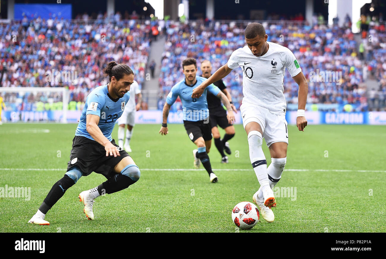 NIZHNY NOVGOROD, RUSSIA - JULY 06: Martin Caceres of Uruguay competes with Kylian Mbappe of France during the 2018 FIFA World Cup Russia Quarter Final match between Uruguay and France at Nizhny Novgorod Stadium on July 6, 2018 in Nizhny Novgorod, Russia. (Photo by Lukasz Laskowski/PressFocus/MB Media) Stock Photo