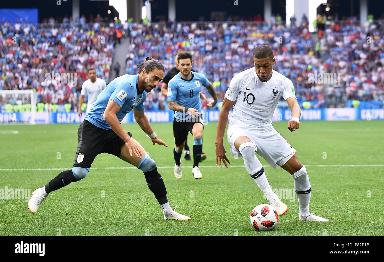 NIZHNY NOVGOROD, RUSSIA - JULY 06: Martin Caceres of Uruguay competes with Kylian Mbappe of France during the 2018 FIFA World Cup Russia Quarter Final match between Uruguay and France at Nizhny Novgorod Stadium on July 6, 2018 in Nizhny Novgorod, Russia. (Photo by Lukasz Laskowski/PressFocus/MB Media) Stock Photo