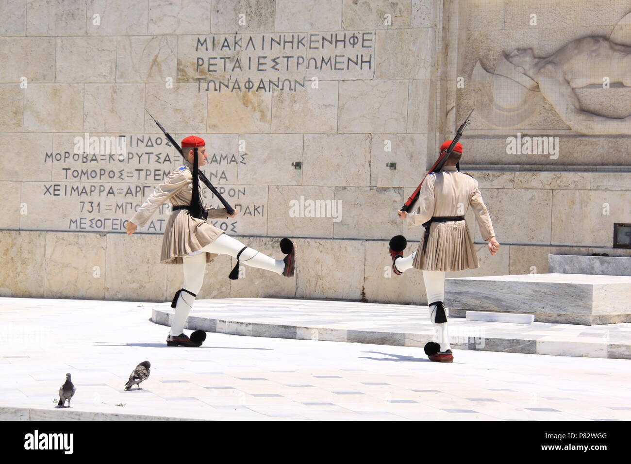 Changing of the ceremonial guard (elite Evzone soldiers) at the Presidential Mansion and the Tomb of the Unknown Soldier, Athens, GREECE, PETER GRANT Stock Photo