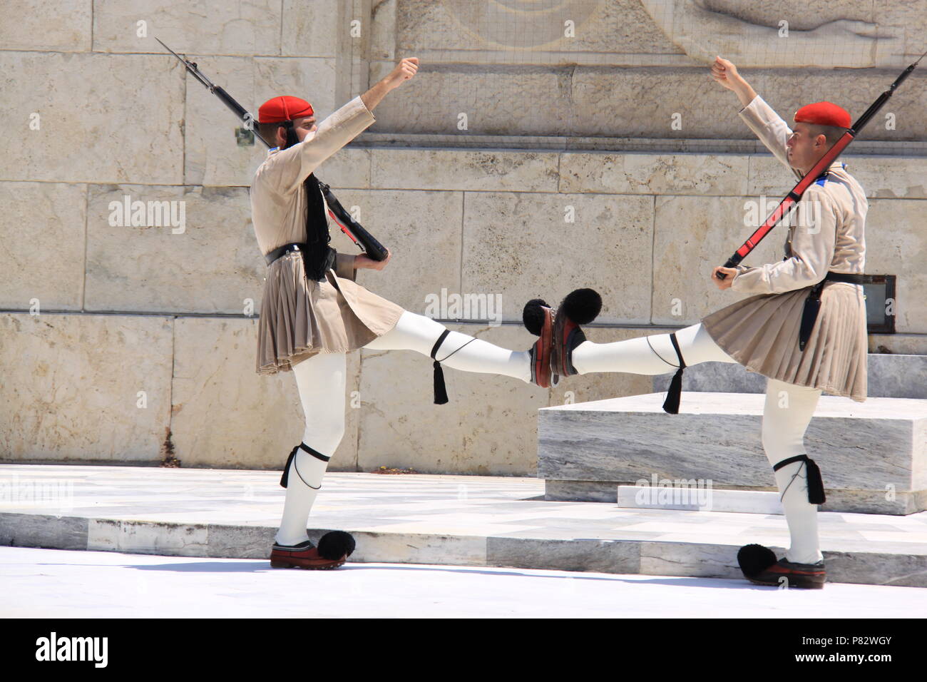 Changing of the ceremonial guard (elite Evzone soldiers) at the Presidential Mansion and the Tomb of the Unknown Soldier, Athens, GREECE, PETER GRANT Stock Photo
