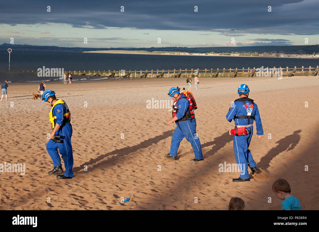 Edinburgh, UK. 08 July 2018. Portobello Beach, Edinburgh, Scotland, UK, between 7pm and 9pm this evening coastguard with four or more vehicles plus one helicopter and a reinforced boat conducting a search of the shoreline of the busy beach, unknown incident Stock Photo
