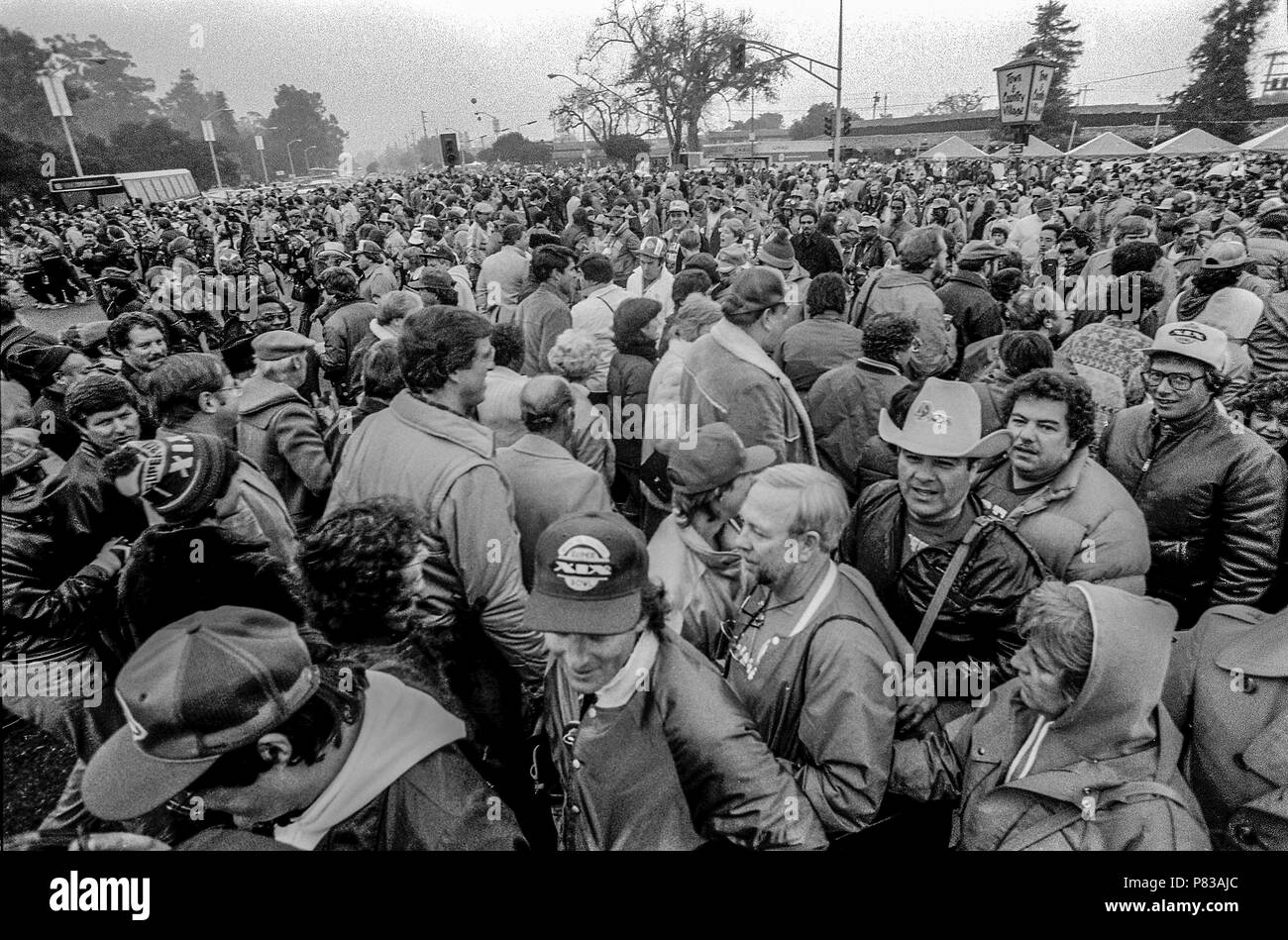 Stanford, California, USA. 20th Jan, 1985. Crowd files through gate 2 into the stadium after leaving the Super Bowl XIX tailgate on the Stanford University campus. The San Francisco 49ers defeated the Miami Dolphins 38-16 on Sunday, January 20, 1985. Credit: Al Golub/ZUMA Wire/Alamy Live News Stock Photo
